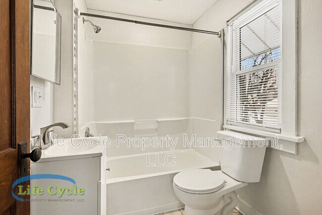 Building Photo - 507 Eastern Ave SE