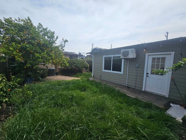 Building Photo - Live & Work in Oakland: Spacious Home with...