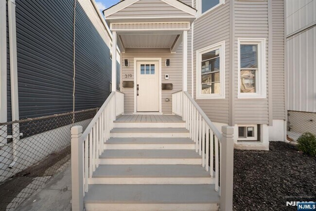 Building Photo - 319 William St