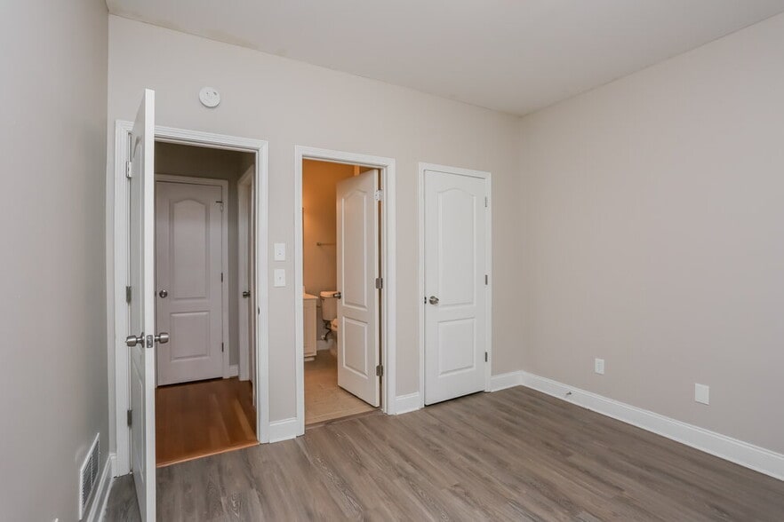 Building Photo - 870 Yankton Dr SW