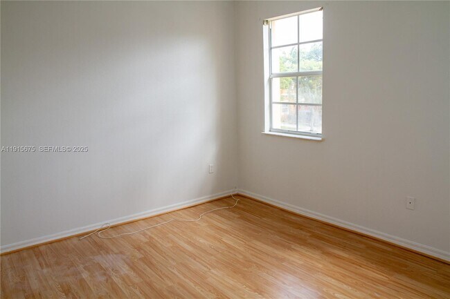 Building Photo - 761 SE 2nd St