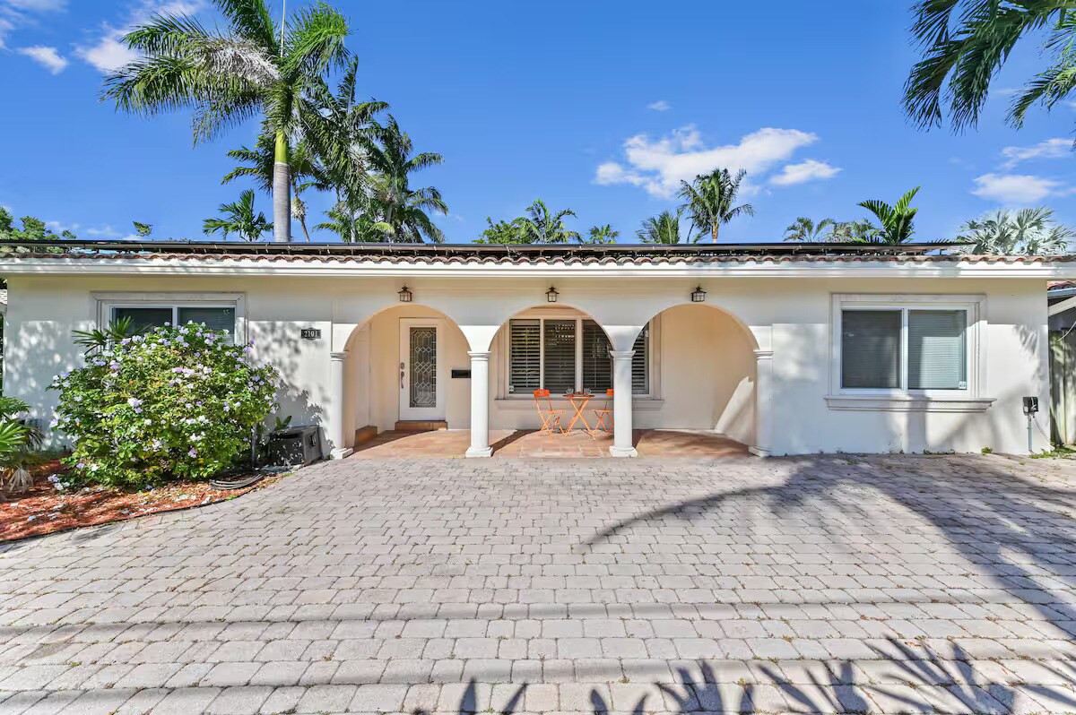 Building Photo - 2101 NE 25th St