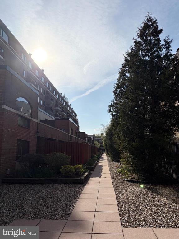 Building Photo - 200 Lombard St