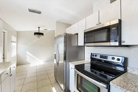 Building Photo - 2410 High Hollow Dr