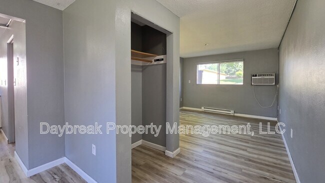 Building Photo - 32 10th Ave N