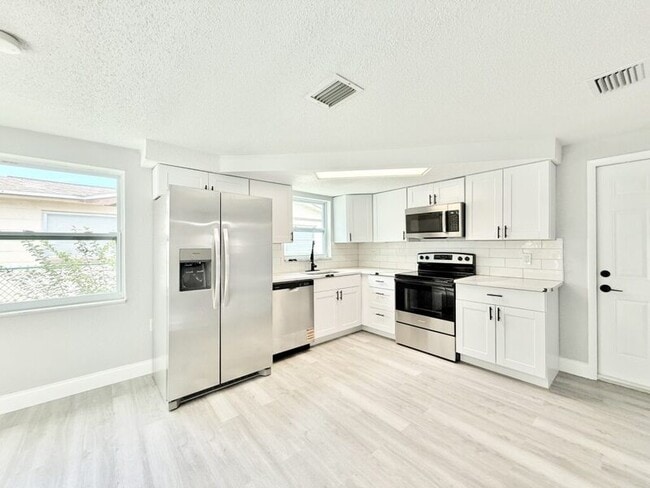 Building Photo - 3250 Coldwell Dr