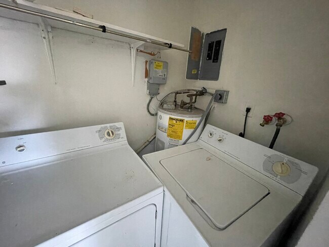 Washer/dryer - 3500 SW 24th St