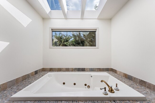 Building Photo - 4-Bedroom Luxury Home for Rent by Portland Golf Club