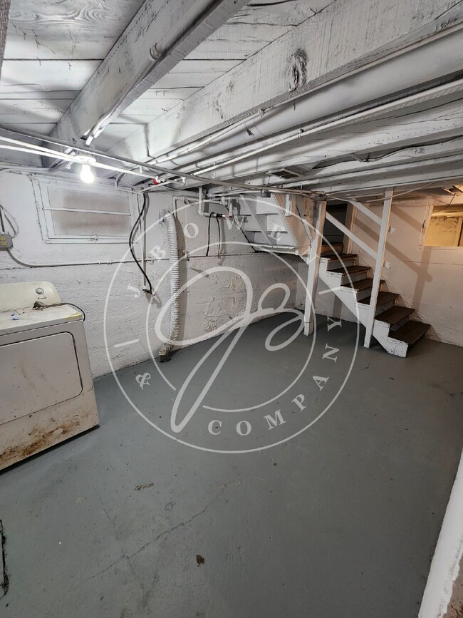 Building Photo - Section 8 accepted! 3 bed 1 bath with lots of space!