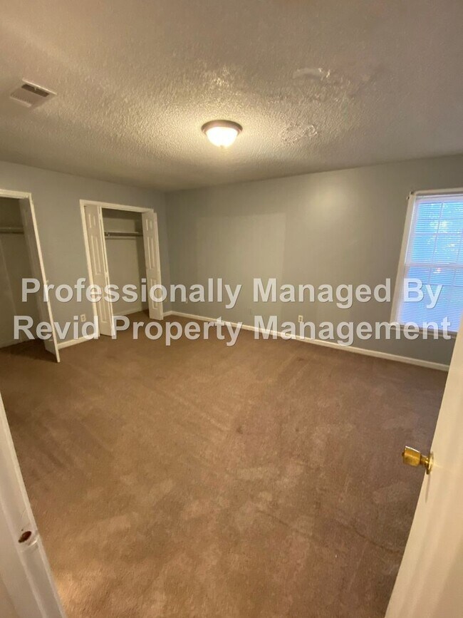 Building Photo - 2 Bedroom Townhome