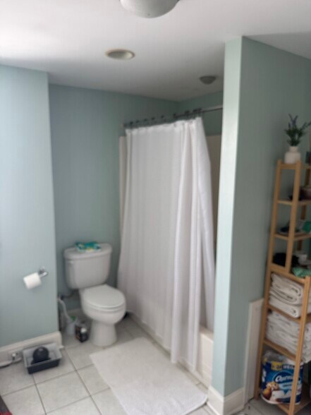 3rd floor full bathroom - 1518 S 13th St
