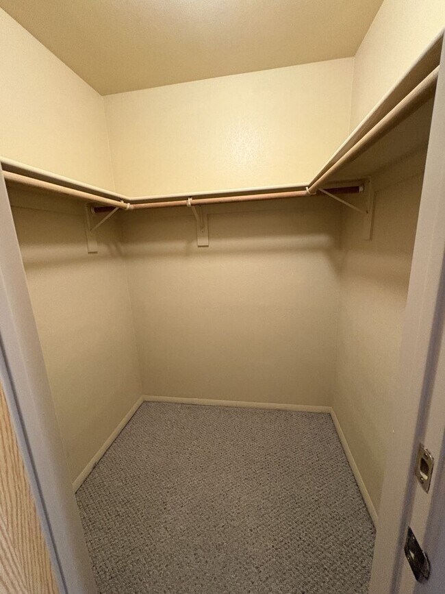 Building Photo - East side condo with community pool/spa/assigned covered parking place