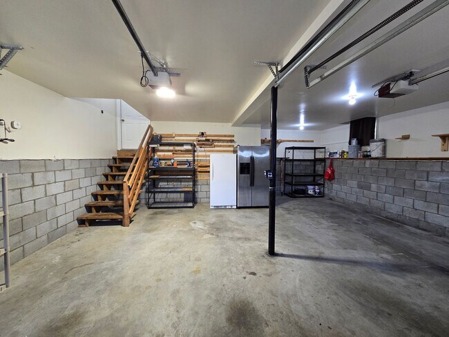 Building Photo - MOVE-IN SPECIAL!! $250 OFF First Month