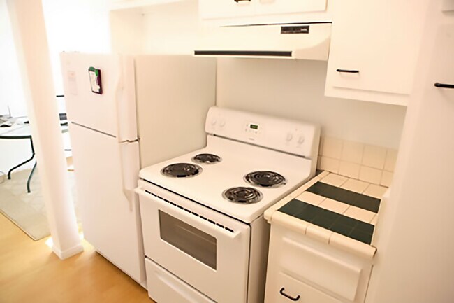 Kitchen stove and fridge - 6315 Primrose Ave