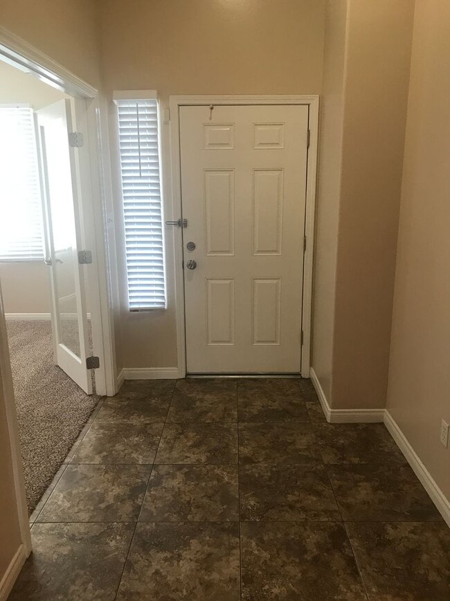 Building Photo - 4 bedroom, 2 bathroom home located near Stine Rd/ McKee Rd.