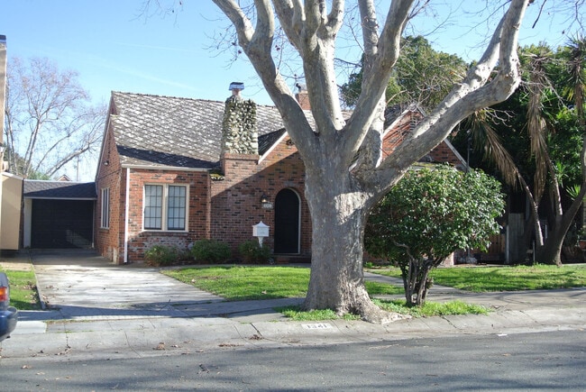 Building Photo - **COMING SOON!!** Spacious 2 Bedroom, 1 Bathroom Home near Convenient Old Town Pittsburg