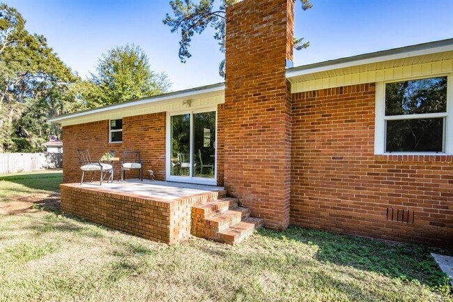 Building Photo - 1952 Harriet Dr