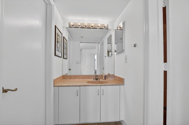 Building Photo - 120 SE 5th Ave