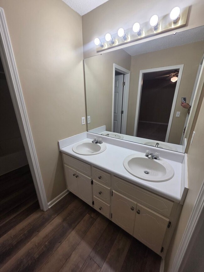 Building Photo - 203 Woodrun Dr