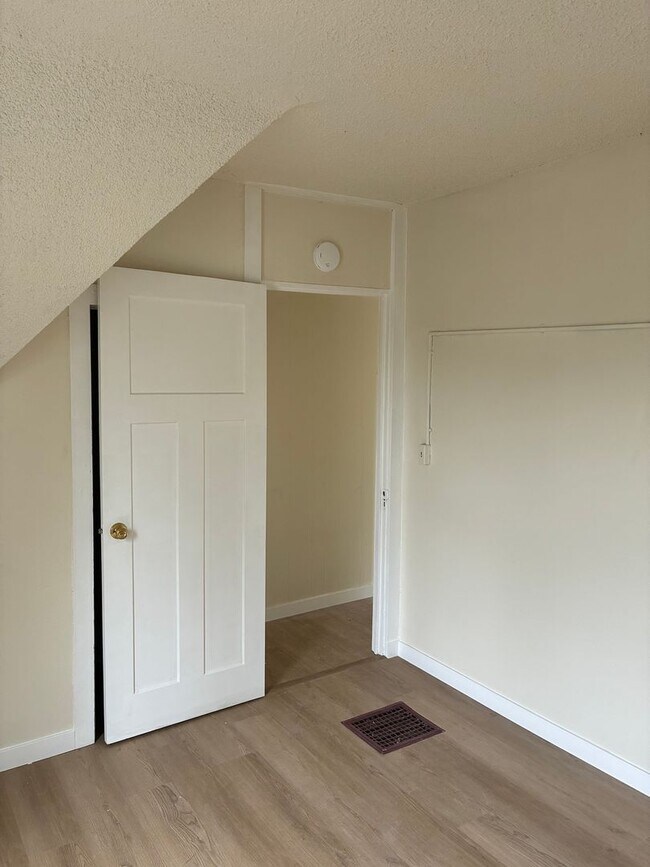 Building Photo - 2 Bedroom, 1 Bedroom Home for Rent