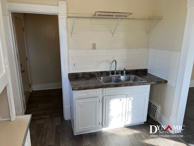 Building Photo - Remodeled 3 Bed / 1 Bath Remodeled Queen Anne Duplex – Downtown Sioux Falls