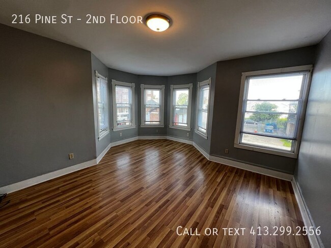 Building Photo - Large, Four Bedroom Unit Close To Food, Sh...