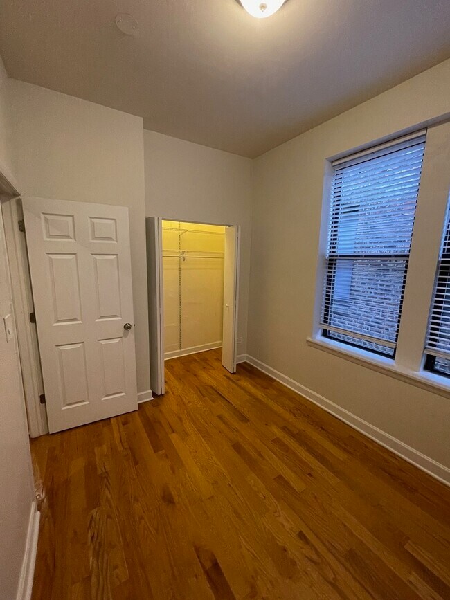Building Photo - 908 N Damen Ave