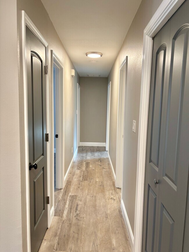 Building Photo - 2121 Oakstream Ave