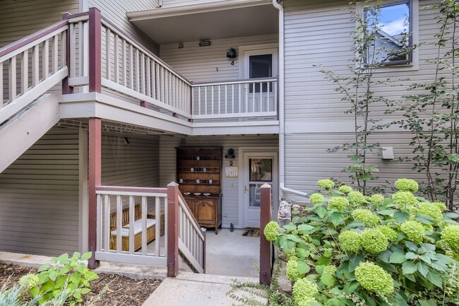 Building Photo - Ideal Downtown 1 BDR Close to Shops & Trails