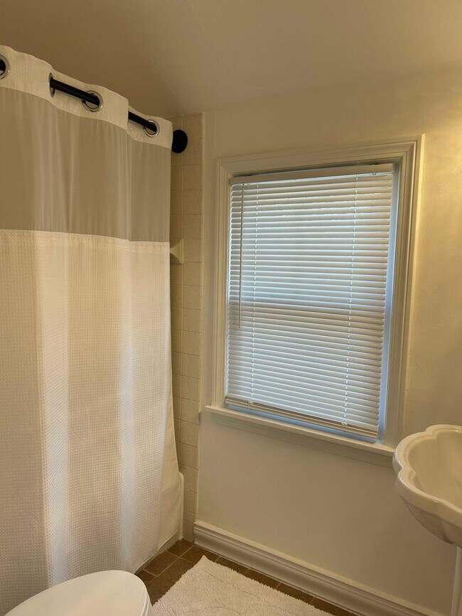 Building Photo - Spacious Colonial For Rent in Lyndhurst