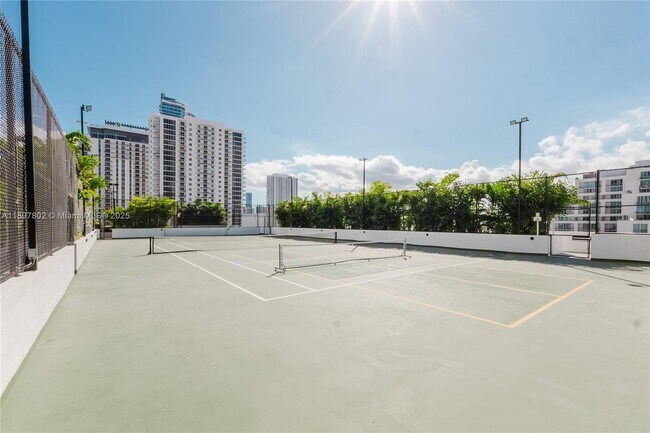 Building Photo - 700 NE 24th St