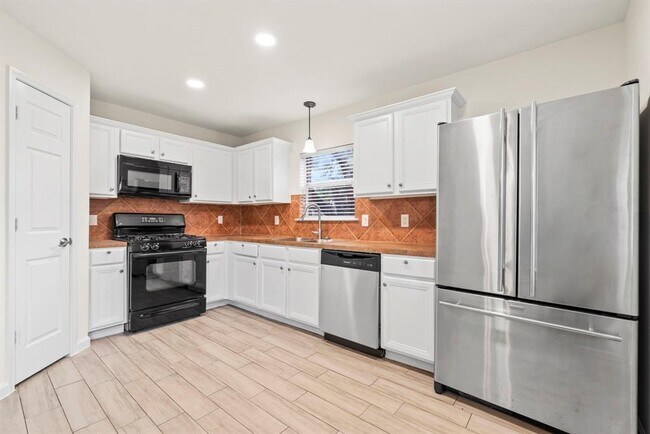 Building Photo - 20231 Mammoth Falls Dr