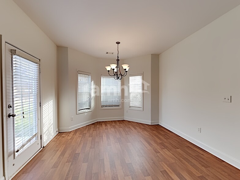 Building Photo - 901 Vandiver Ct