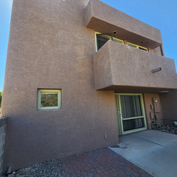 Back patio - 3149 E Macenroe Ln