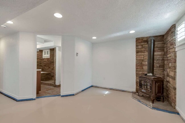 Building Photo - AVAILABLE NOW - Charming Sugar House Bungalow
