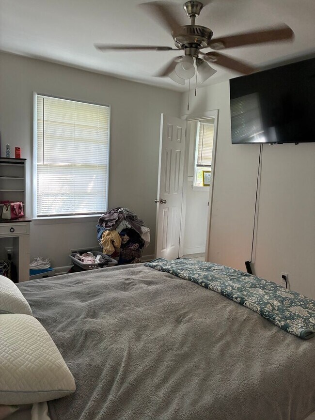 Building Photo - 3 bedroom 2 bathroom near St. Mary's Hospital