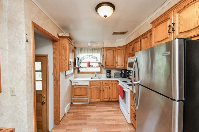 Building Photo - Spacious Central Sioux Falls Home with Ent...