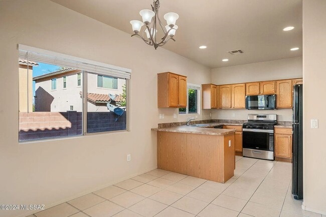 Building Photo - 4 bed/3bath in desirable Paseo Del Rio Community