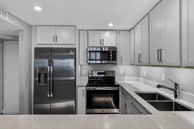 Building Photo - 1800 N Andrews Ave