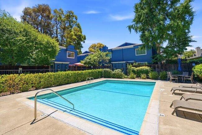 Building Photo - Luxury  2 bedroom Townhome in Great Location