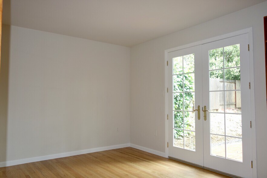 Building Photo - 609 Maureen Ln