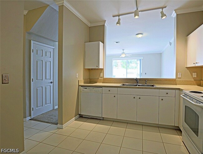 Building Photo - 3647 Pine Oak Cir
