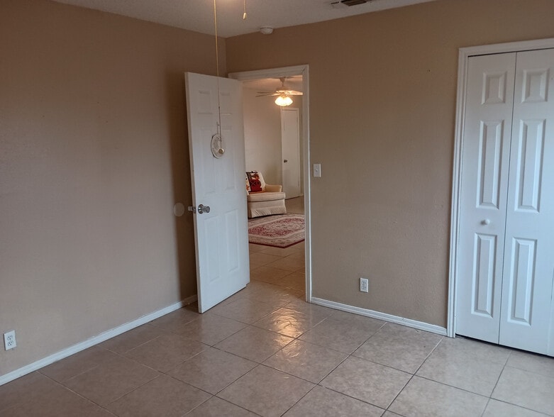 Building Photo - Room in Apartment on Starcrest Dr