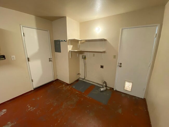 Building Photo - 705-709 E St