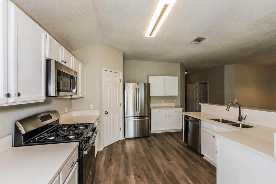 Building Photo - 6730 Meadowcrest Dr