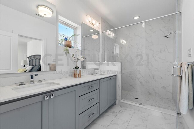 Building Photo - Beautifully Designed 3/2.5/2 Home in Fort ...