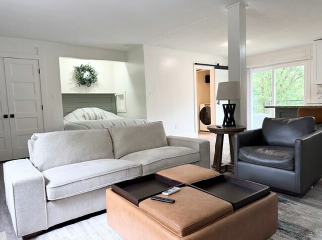 Building Photo - 1 Bed, 1 Bath Furnished Apartment  – Great Location & Amenities! Flexible Lease Terms Available