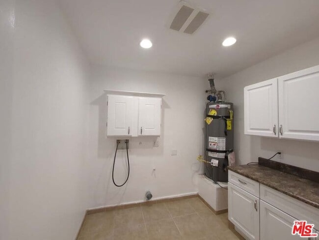 Building Photo - 6656 Swan St