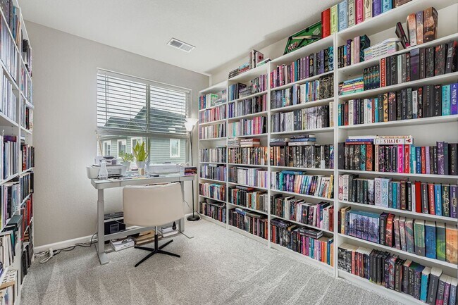 Building Photo - Beautiful two-story luxury townhome in highly sought after Belleview Place. 1/2 off 1st months rent!