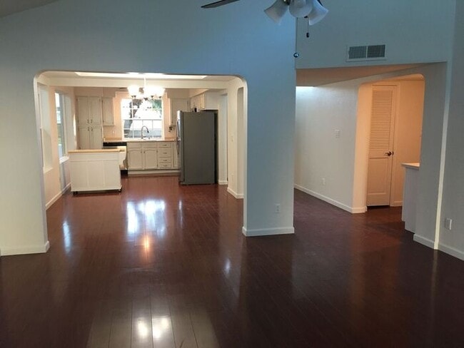 Building Photo - READY TO VIEW NOW! Adorable 2 Bed 2 Bath C...